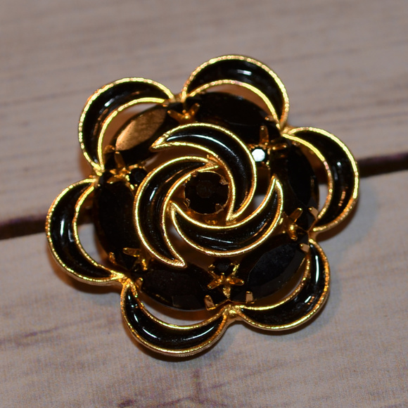 gold flower brooch